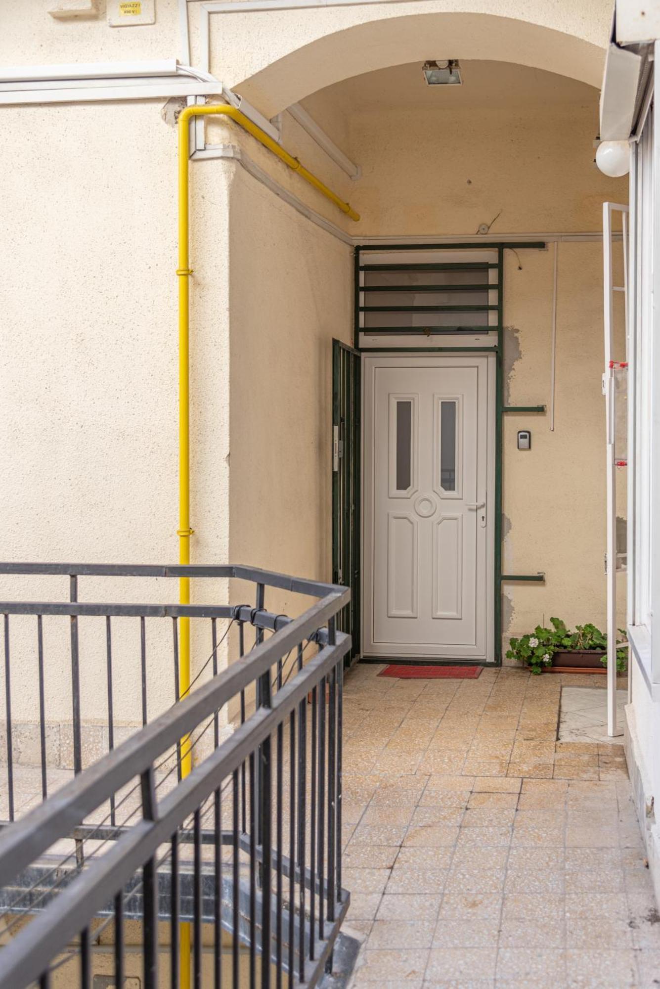 Viol Apartment *
